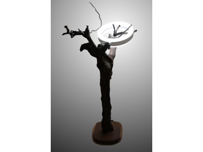 lampe-ambiance-pied-vigne-bois-teck-anneauxled-orbis-allume-3