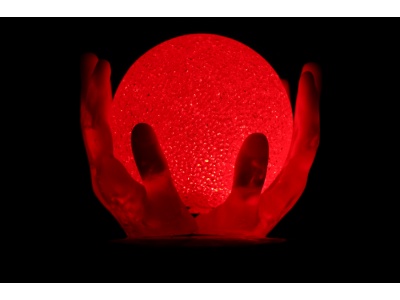 sculpture_rsine_lumineuse_mains_manon_rouge