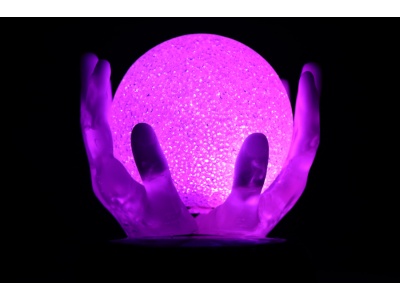 sculpture_rsine_lumineuse_mains_manon_violet